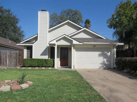 Discover your dream home! This charming residence boasts generously-sized bedrooms, a luxurious full bathroom, and a convenient half-bath. . Houses for rent in houston texas